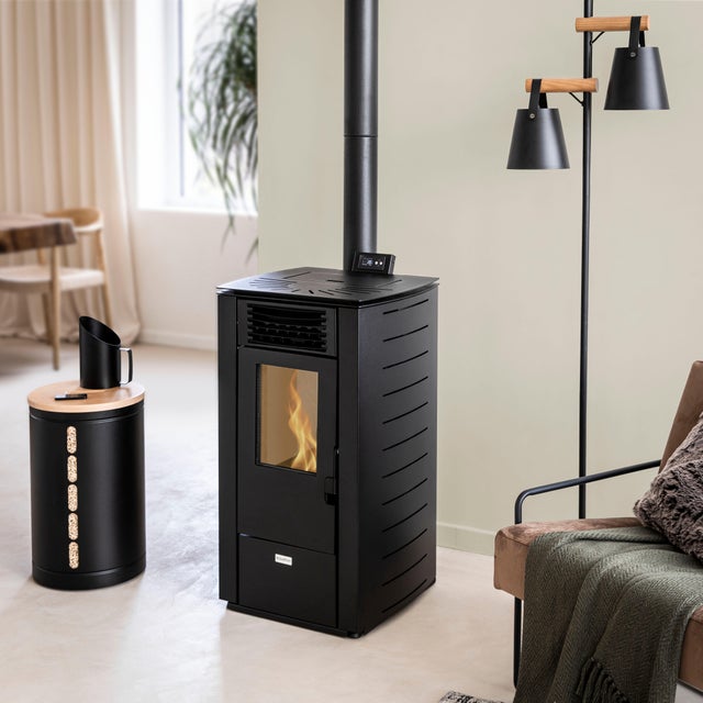 Stufa a pellet ventilata EQUATION Hella 7 KW nera