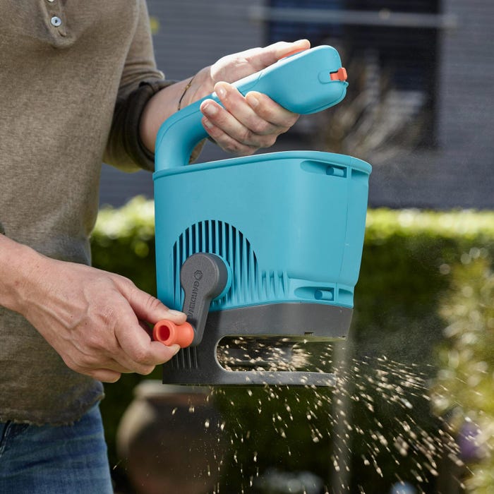 Epandeur à main Gardena  poignée intégrée