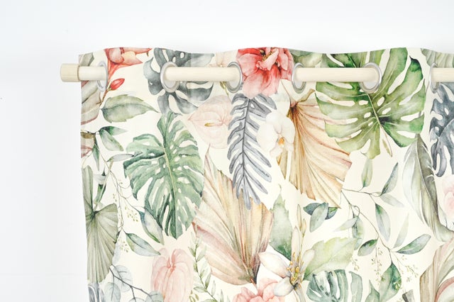 Cortina ollaos Nuanea algodón de 140x170cm flor verdes, rosados, ocres, fondo crema. Incluye cinta termoadhesiva