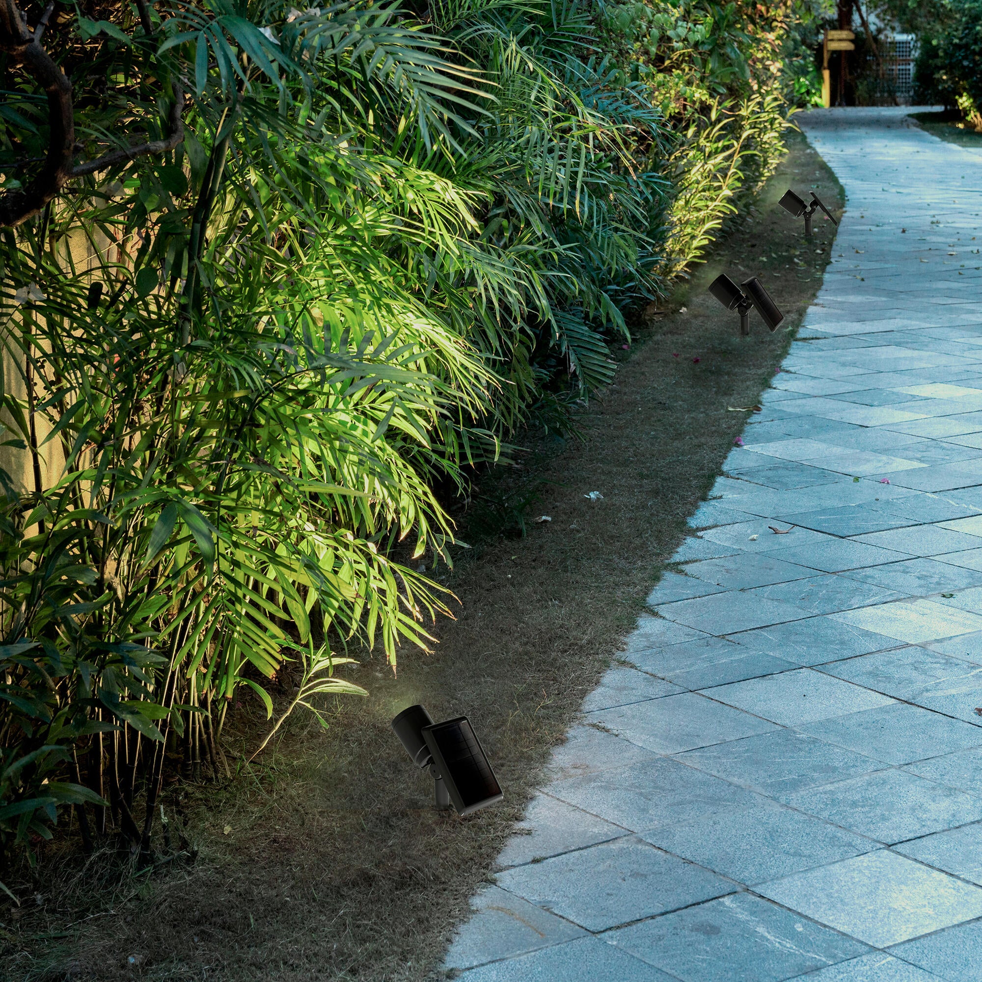 Baliza jardín solar exterior LED negra Orbis IP65 con sensor crepuscular y detector de movimiento - 2