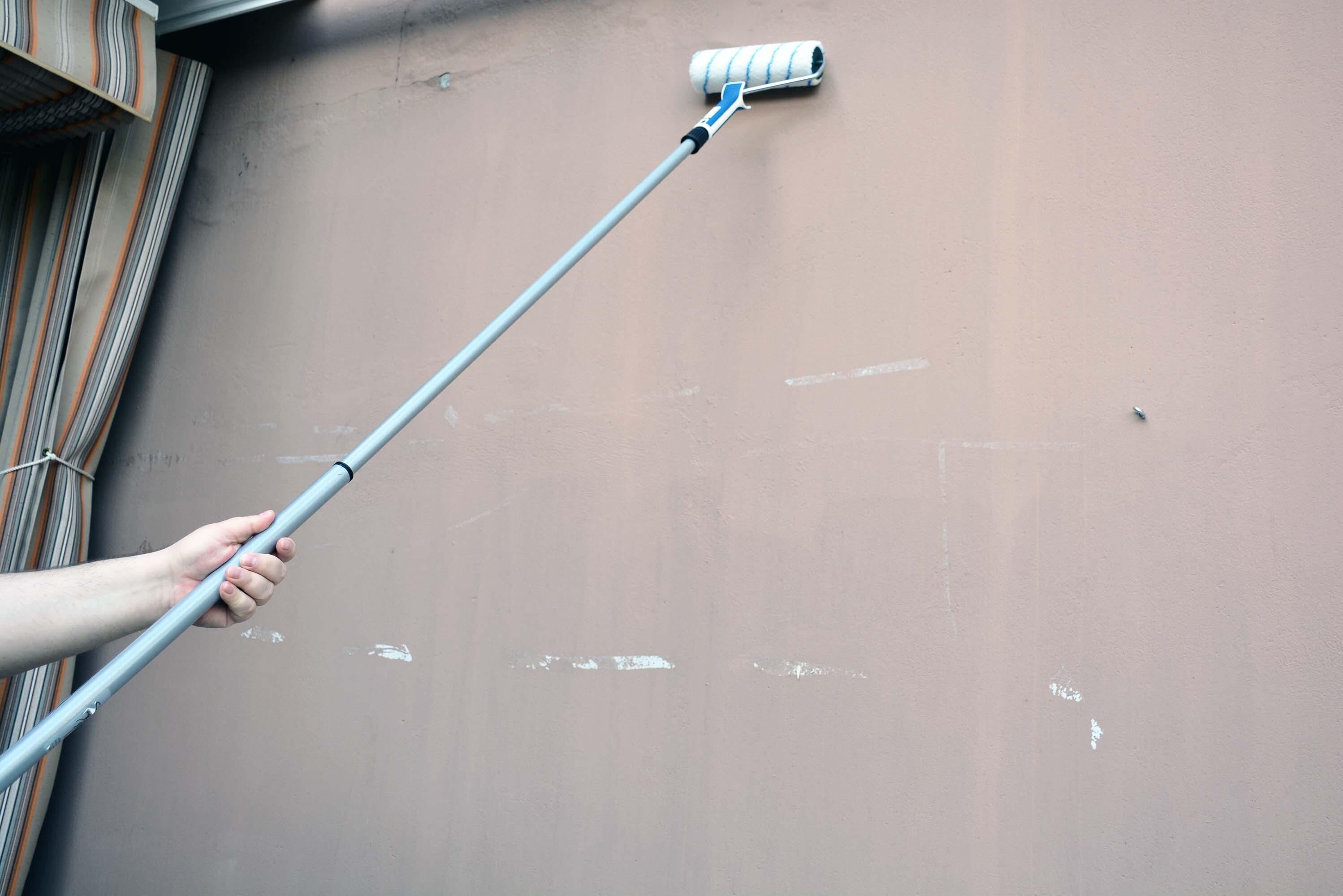 Kit para pintar fachadas lisas compuesto de rodillo 22x7,6 cm con mango bi material y varilla de acero de 8 mm + alargador extensible hasta 2 m CIRET - 4