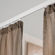 Te contamos cómo colocar una barra de cortina al techo paso a paso