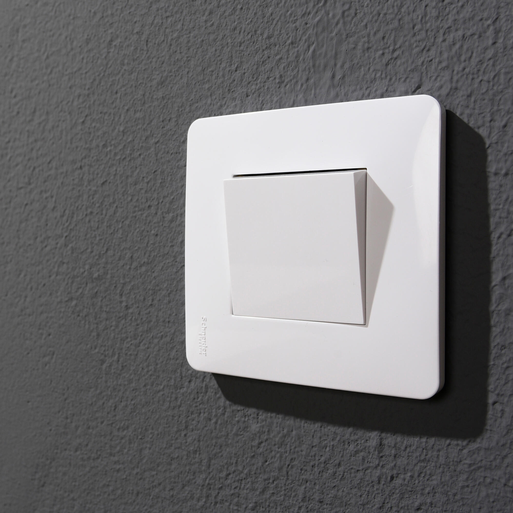 Serie Valena Next: interruptores y enchufes inteligentes que te conectan a  tu casa