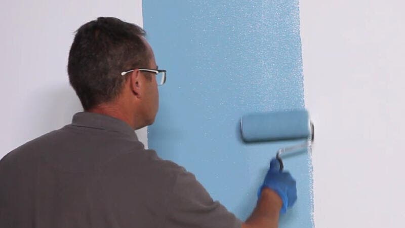 Comment peindre un mur en plâtre ? Les étapes