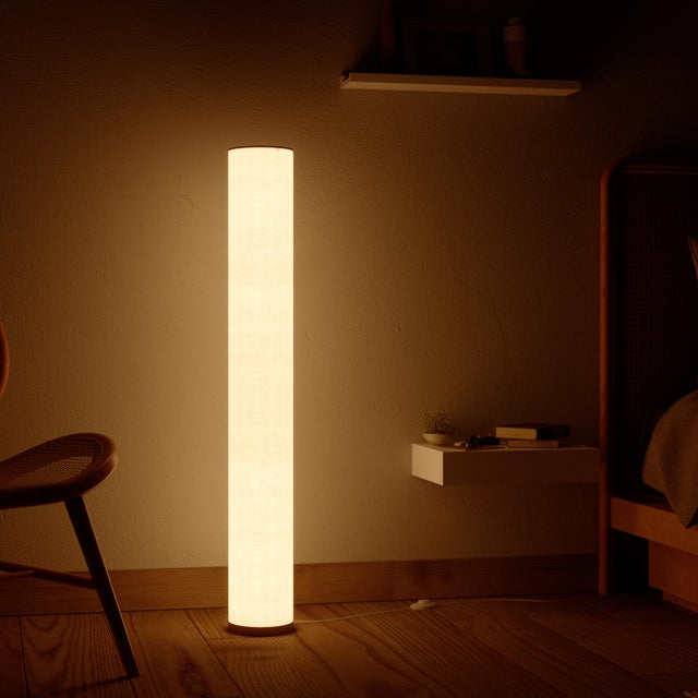 Lámpara de pie LED INSPIRE Licorice, base madera y acabado textil,1200 lm,110cm