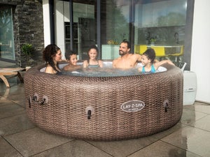Jacuzzis y Spas de Exterior: Momentos de Relax al Aire Libre