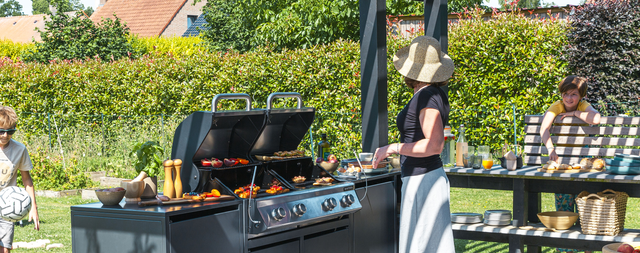 senhora a cozinhar num barbecue