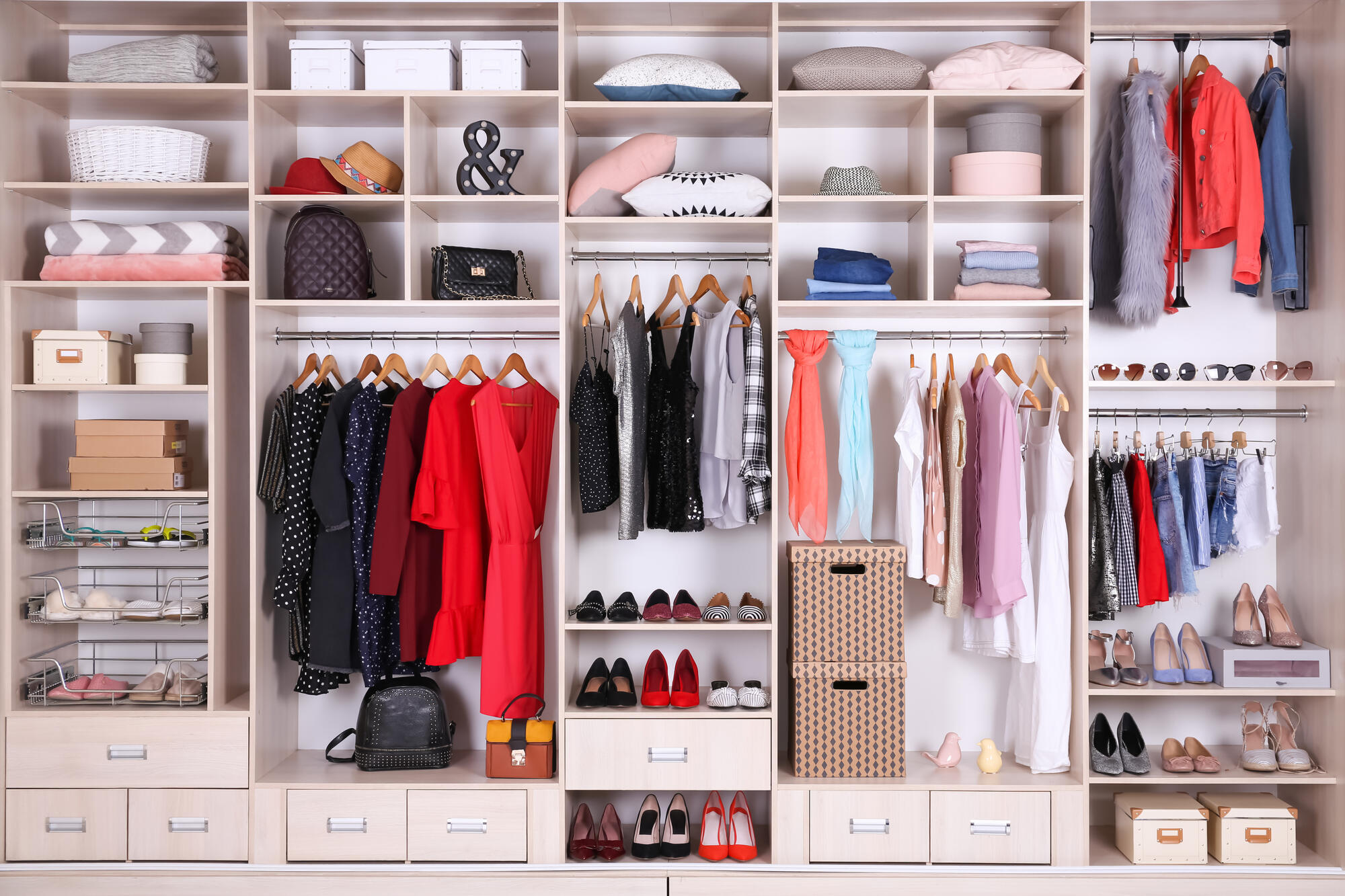 Organizzare l'armadio: consigli, accessori e organizer