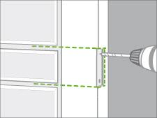 Uma porta vista na lateral a ser perfurada para a instalação de uma fechadura