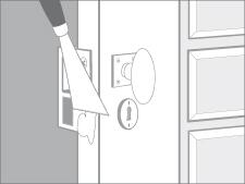 Imagem de uma fechadura e de uma chapa-testa com um desengordurante para favorecer a aderência da tinta numa fechadura de porta