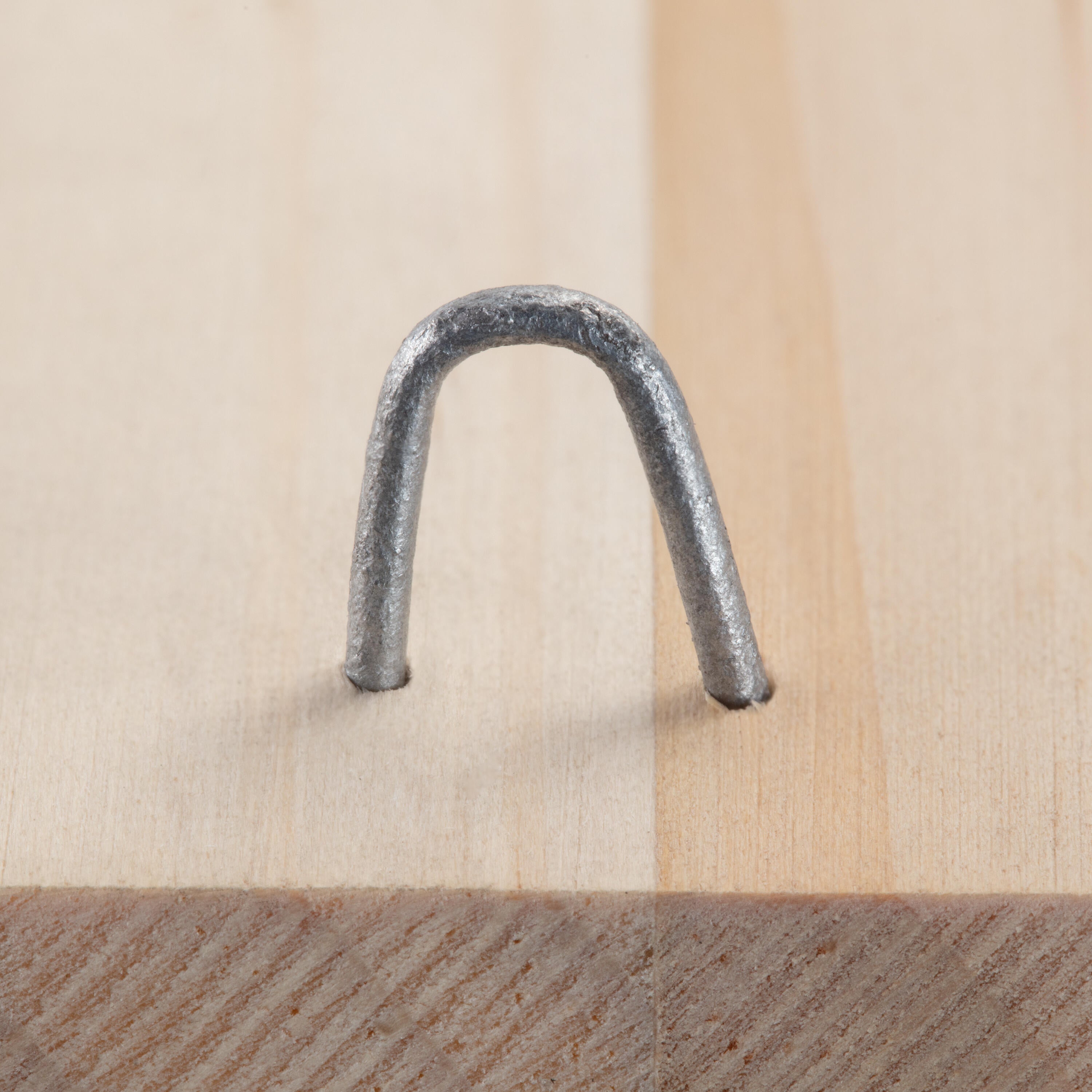 35 clavos con forma de u de acero y 25 mm de longitud - 2