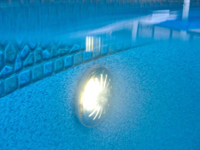 Cómo elegir iluminación para tu piscina