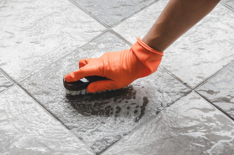 Come pulire le fughe del pavimento con prodotti naturali - Gruppo Made
