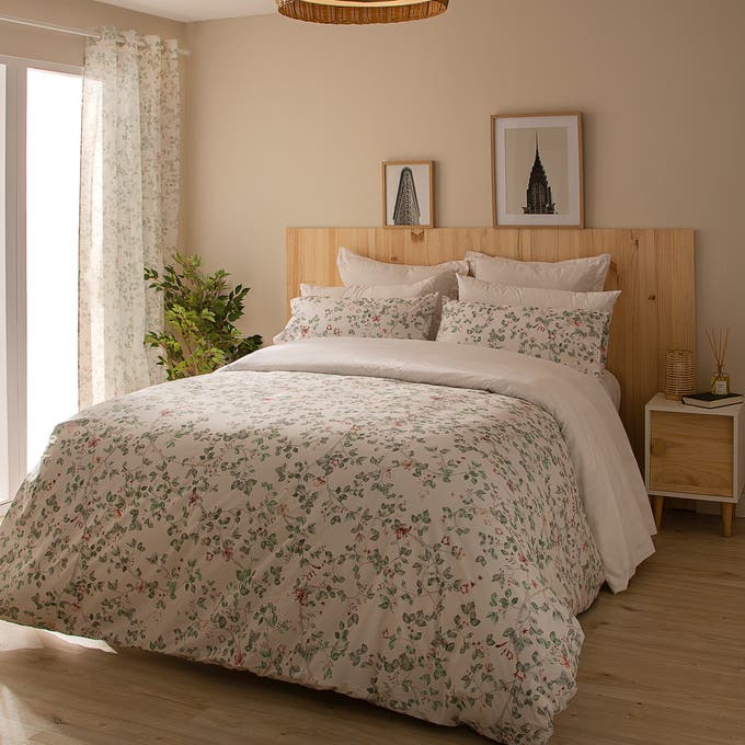 dormitorio matrimonio con cabecero de madera