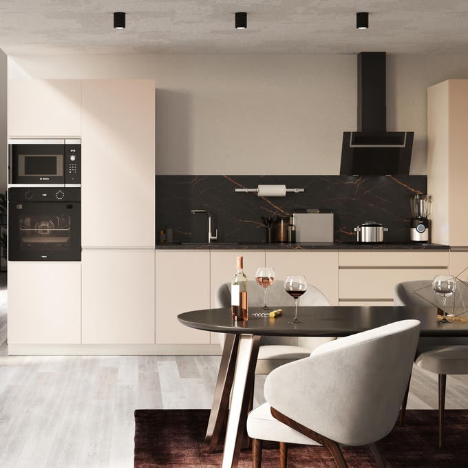 Cocina moderna blanca con antepecho en mármol negro. 