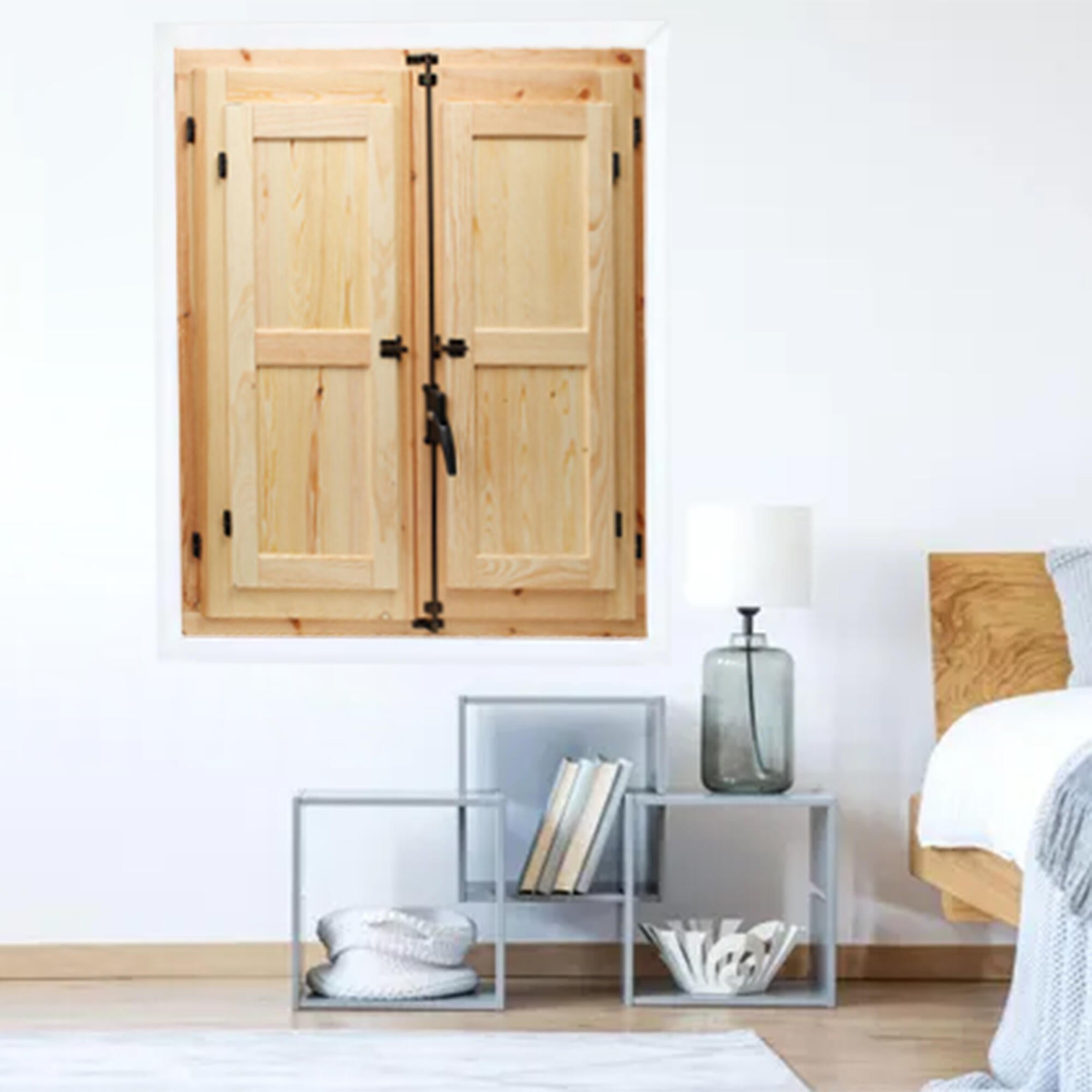 ventana de madera con contraventanas o postigos, blanca ,baño, vintage
