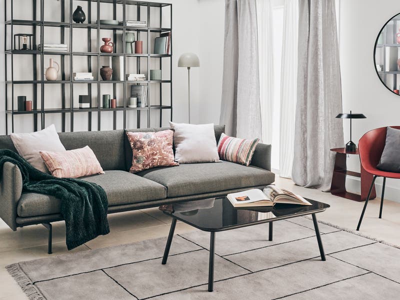 Cómo elegir los cojines para sofás grises. Ideas y tendencias