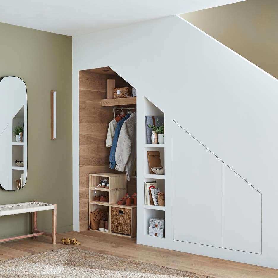 Dans l'entrée, sous l'escalier, 3 aménagements fonctionnels et déco