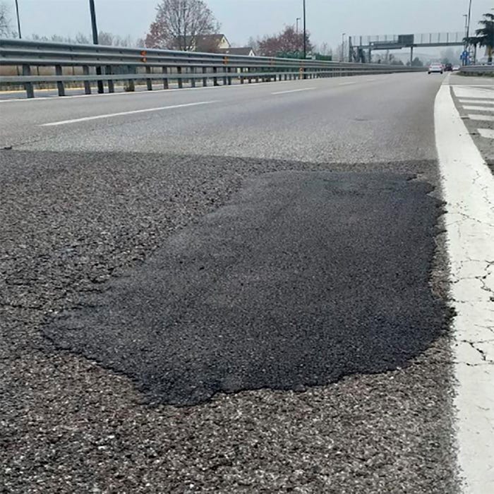 Reparación realizada en asfalto en frio, relleno de baches y socavones 