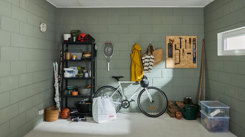 Un atelier de bricolage bien aménagé dans le garage