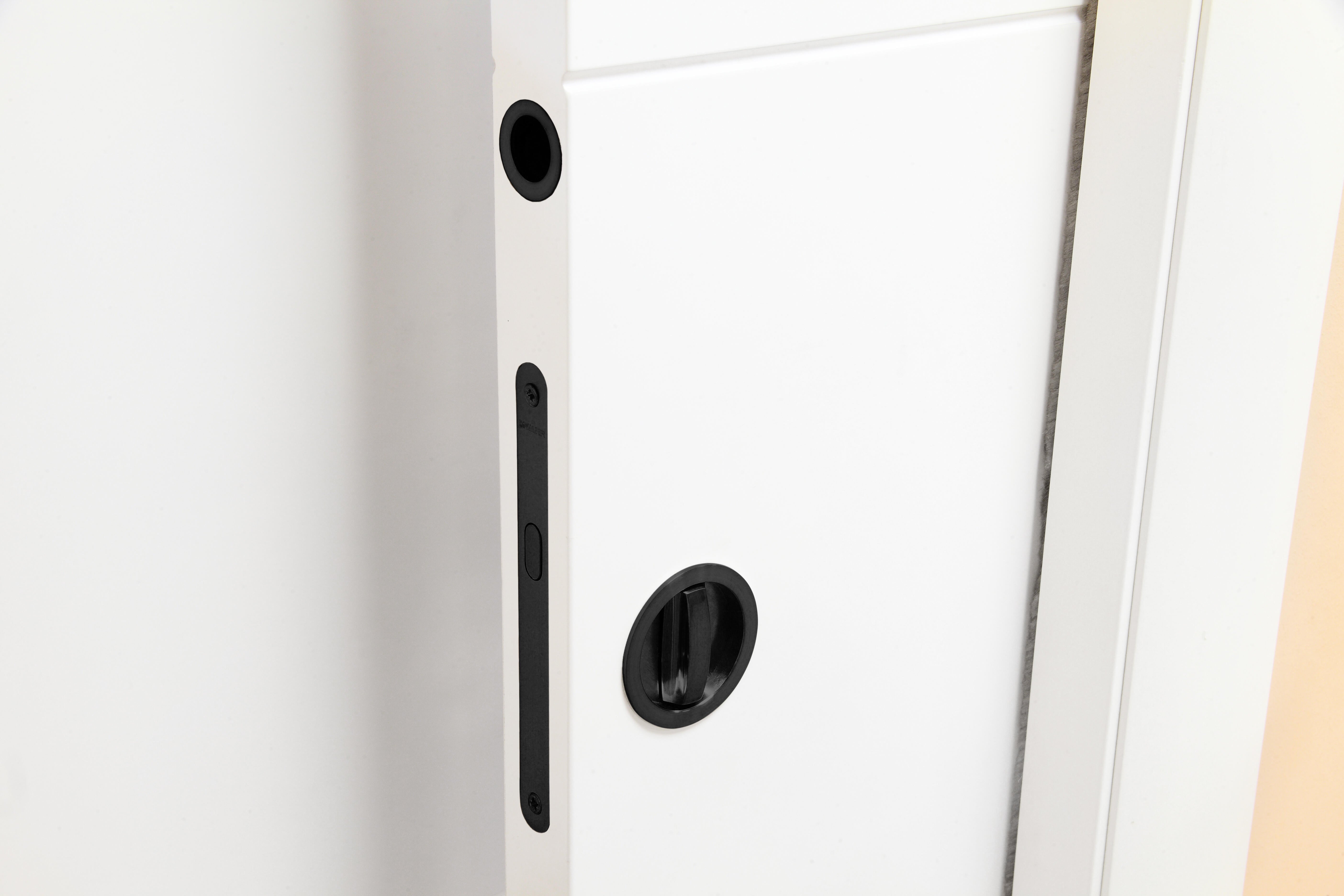 Puerta de interior corredera ciega maciza lacada Line Plus Lucerna Black blanco con uñero y condena anchura 82,5cm - 5