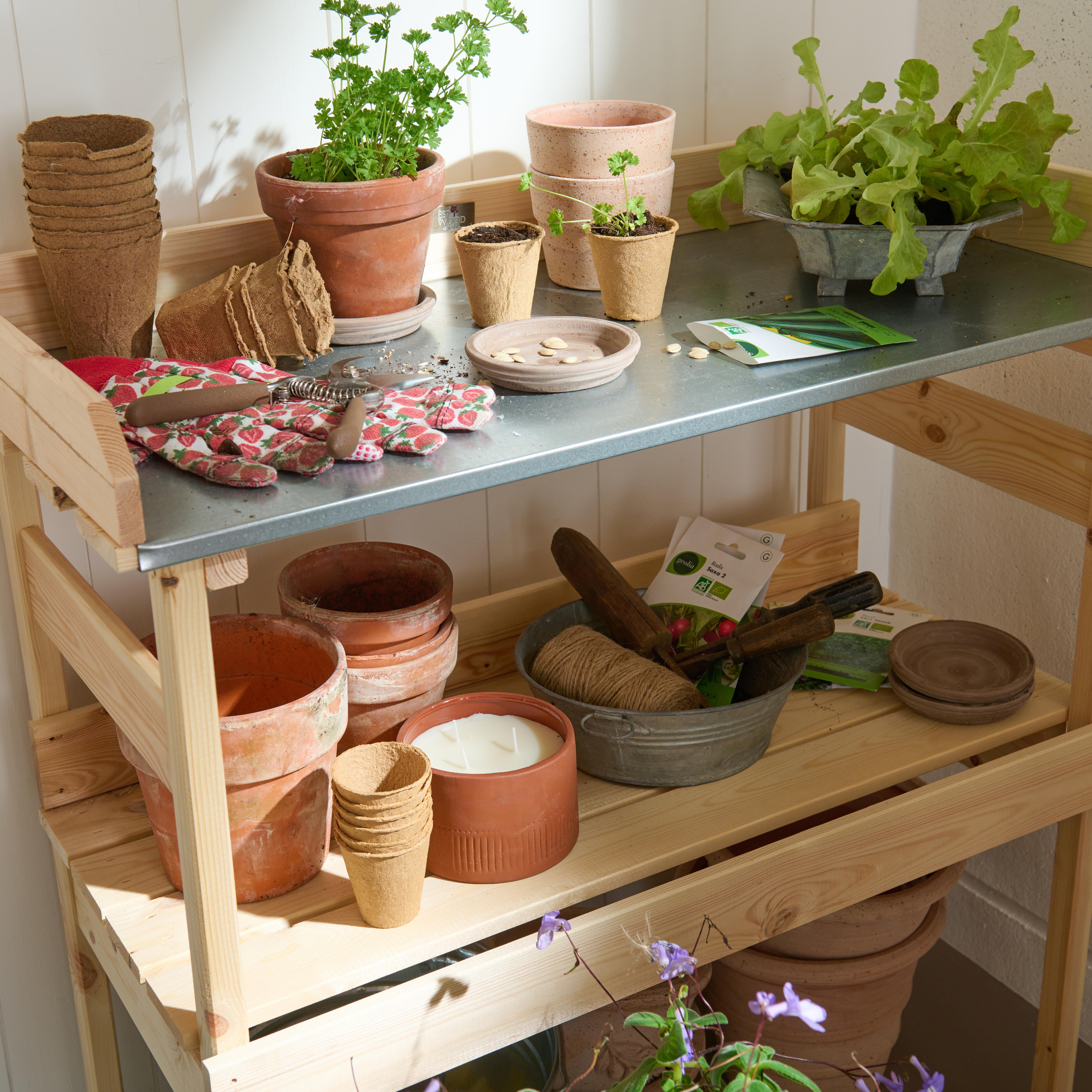 Une Table De Rempotage En Bois Leroy Merlin