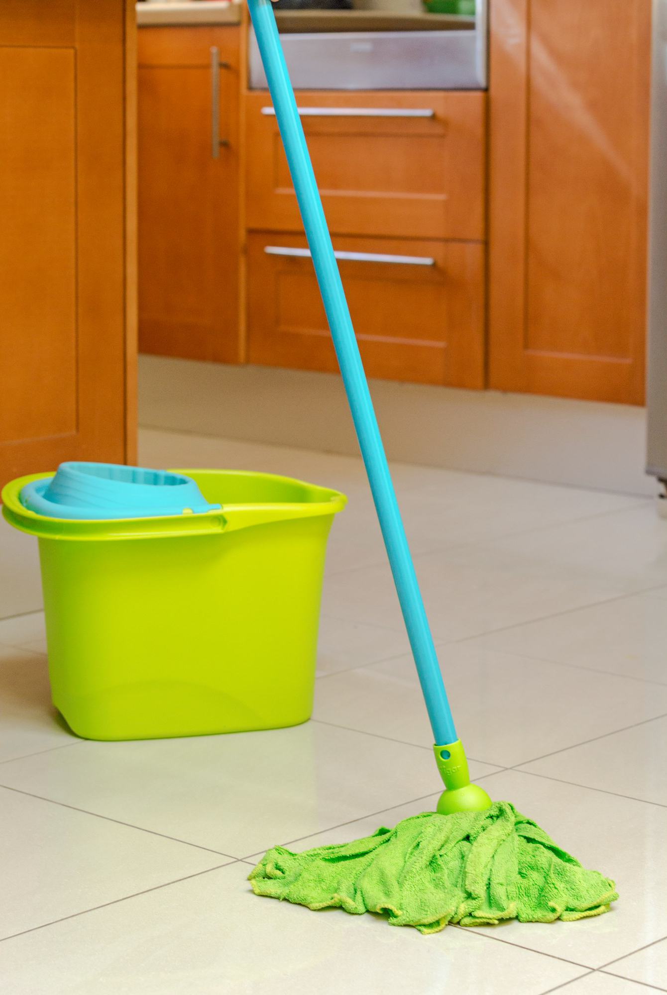 Cubo para limpieza rectangular con escurridor 12 litros verde. Con asa. - 2