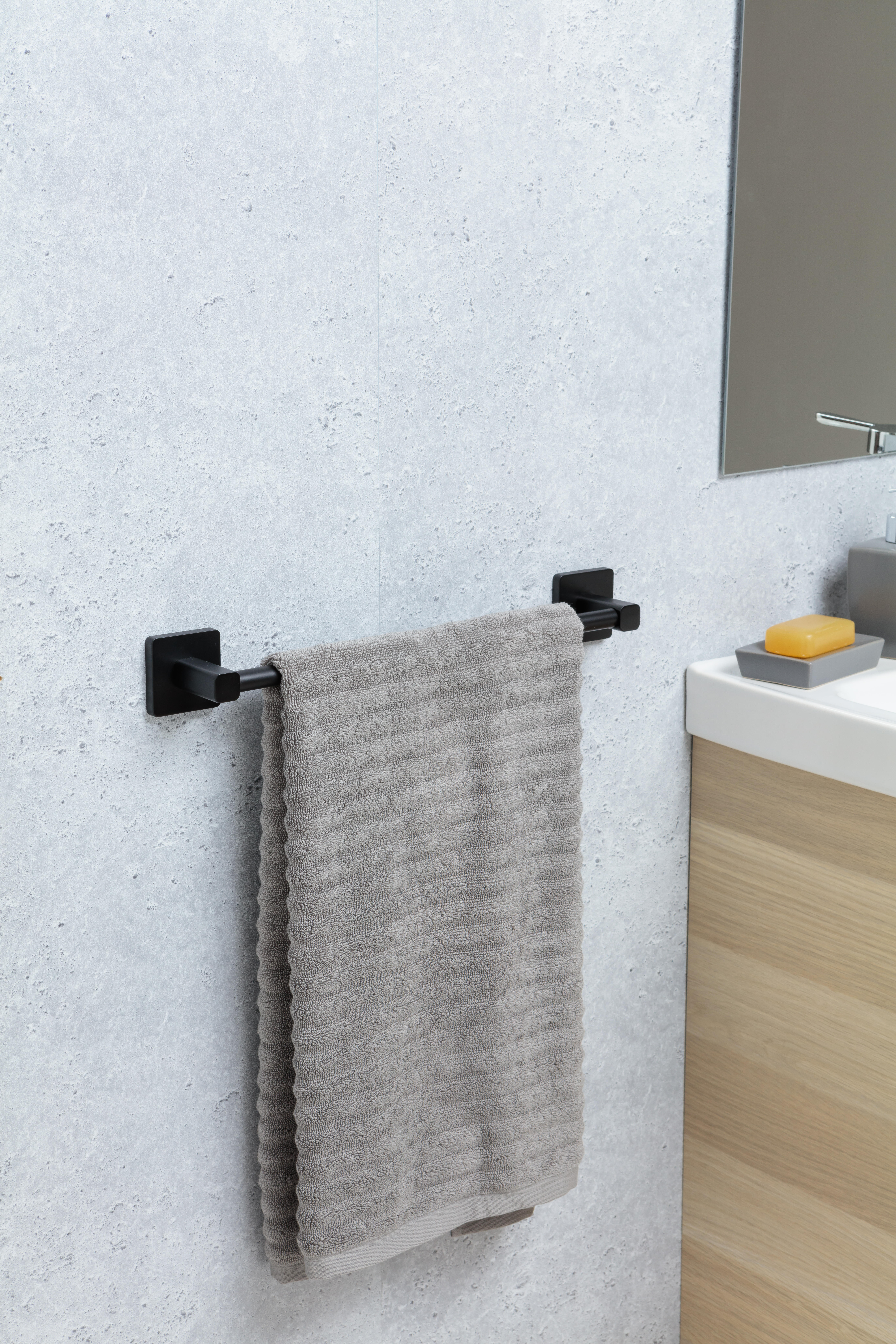 Toallero  Epsilon Black cromado cepillado 60x6 cm - 2