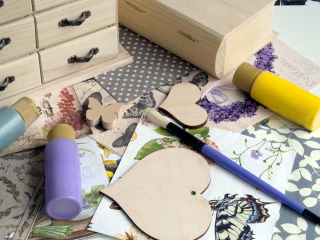 Colori acrilici e oggetti da decorare