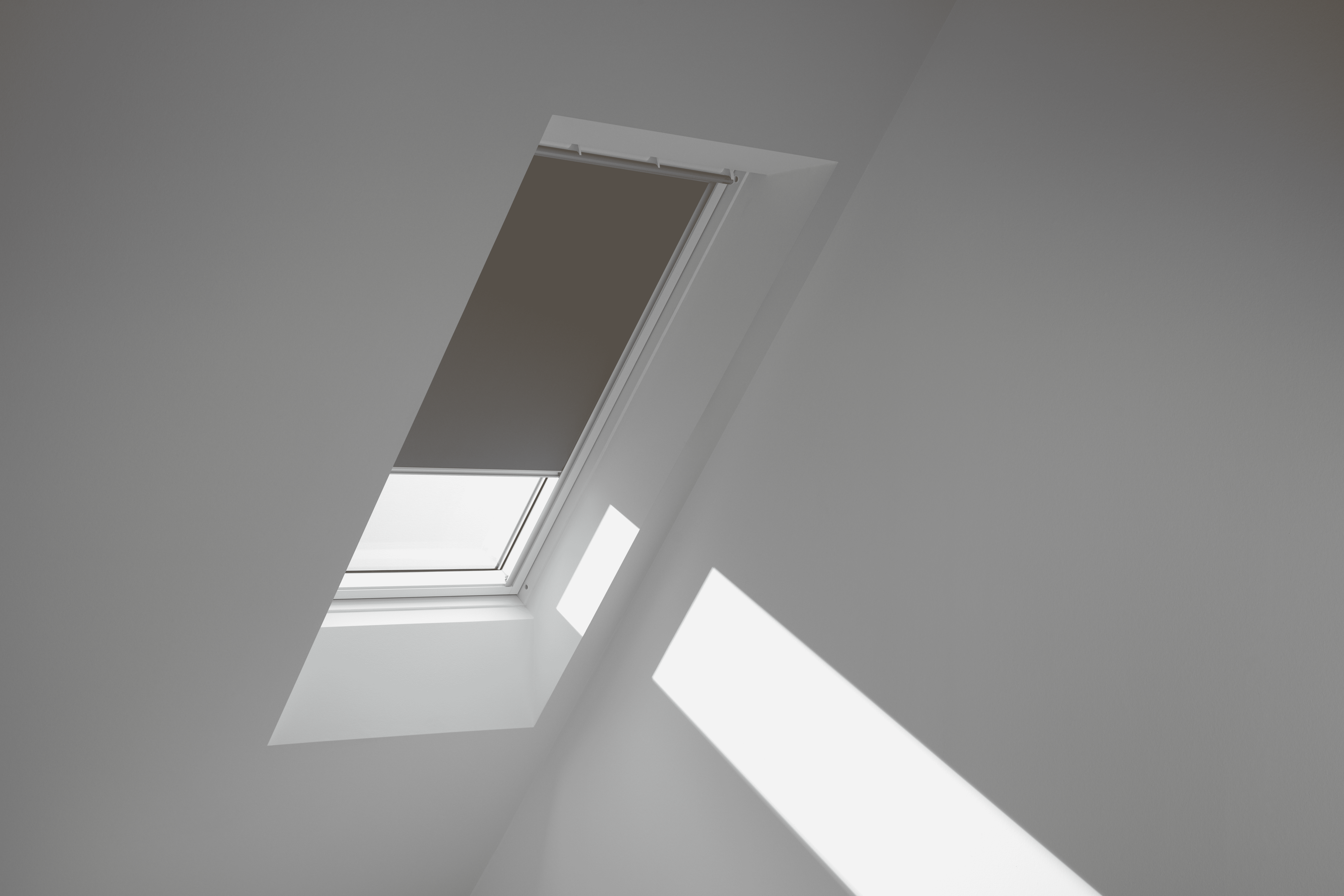 Roleta zaciemniająca do okna dachowego 78x118 cm szara z aluminiową ramą Velux - 3