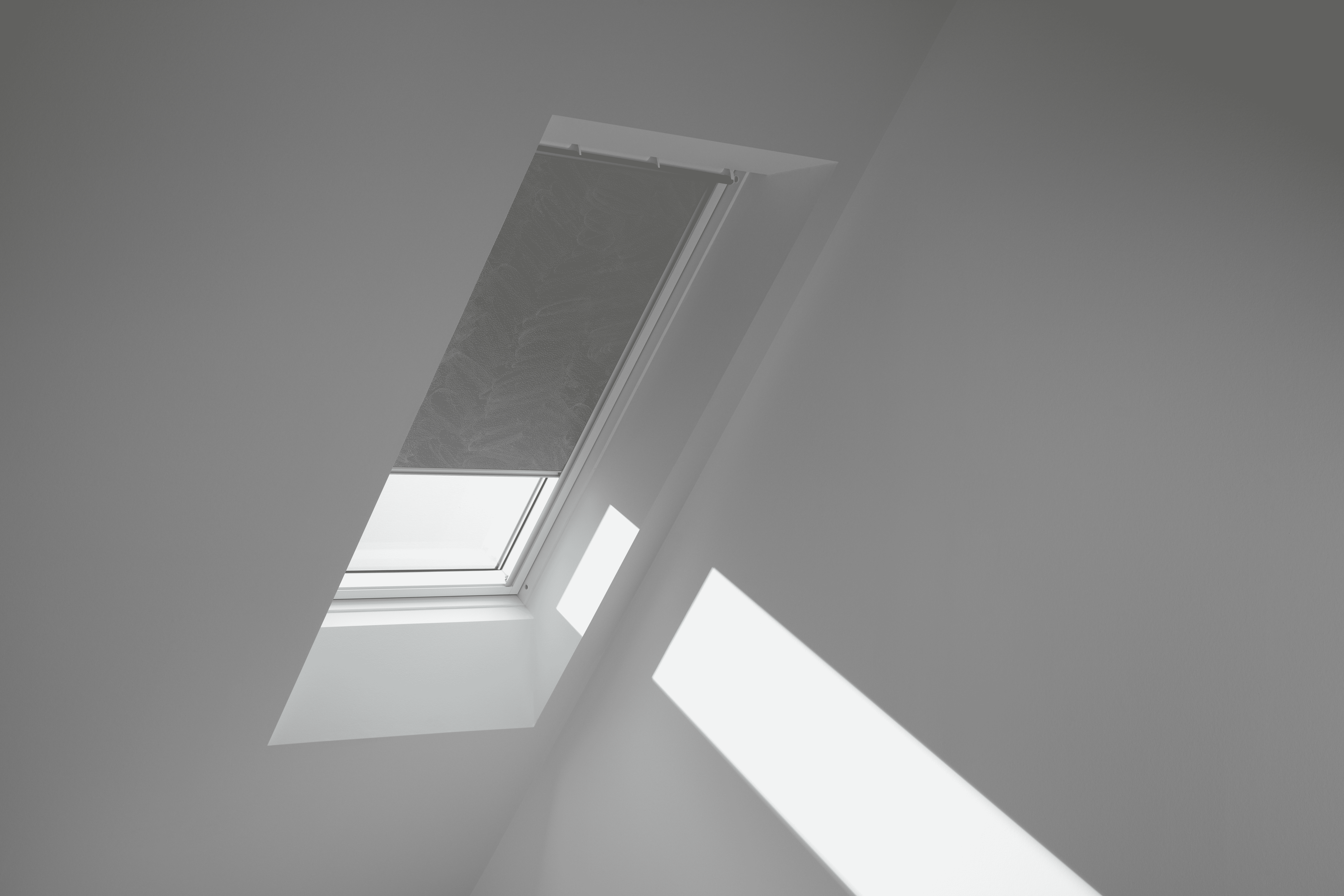 Roleta zaciemniająca do okna dachowego 78x140 cm khaki z aluminiową ramą Velux - 3