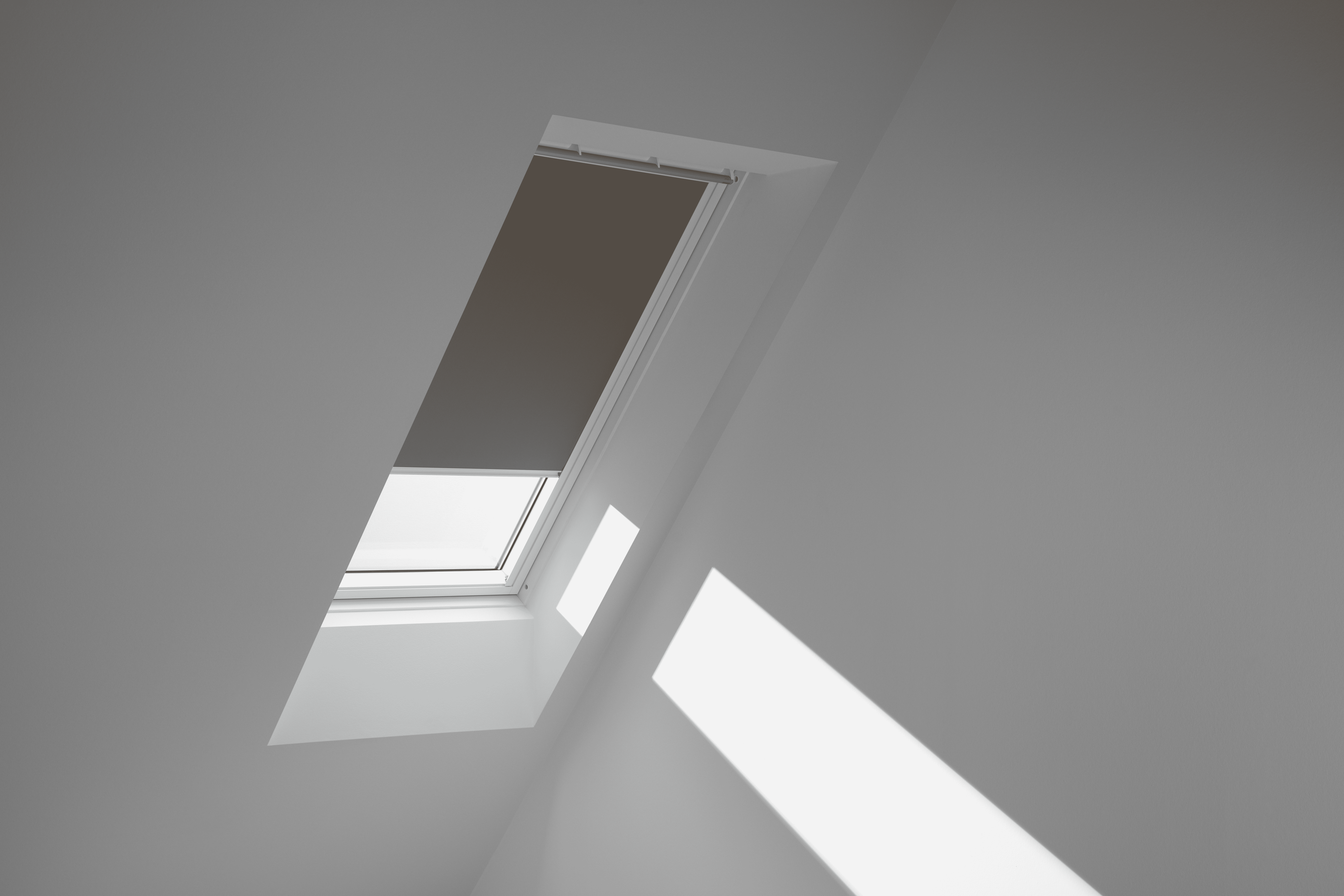 Roleta zaciemniająca do okna dachowego 78x140 cm szara z białą ramą Velux - 3