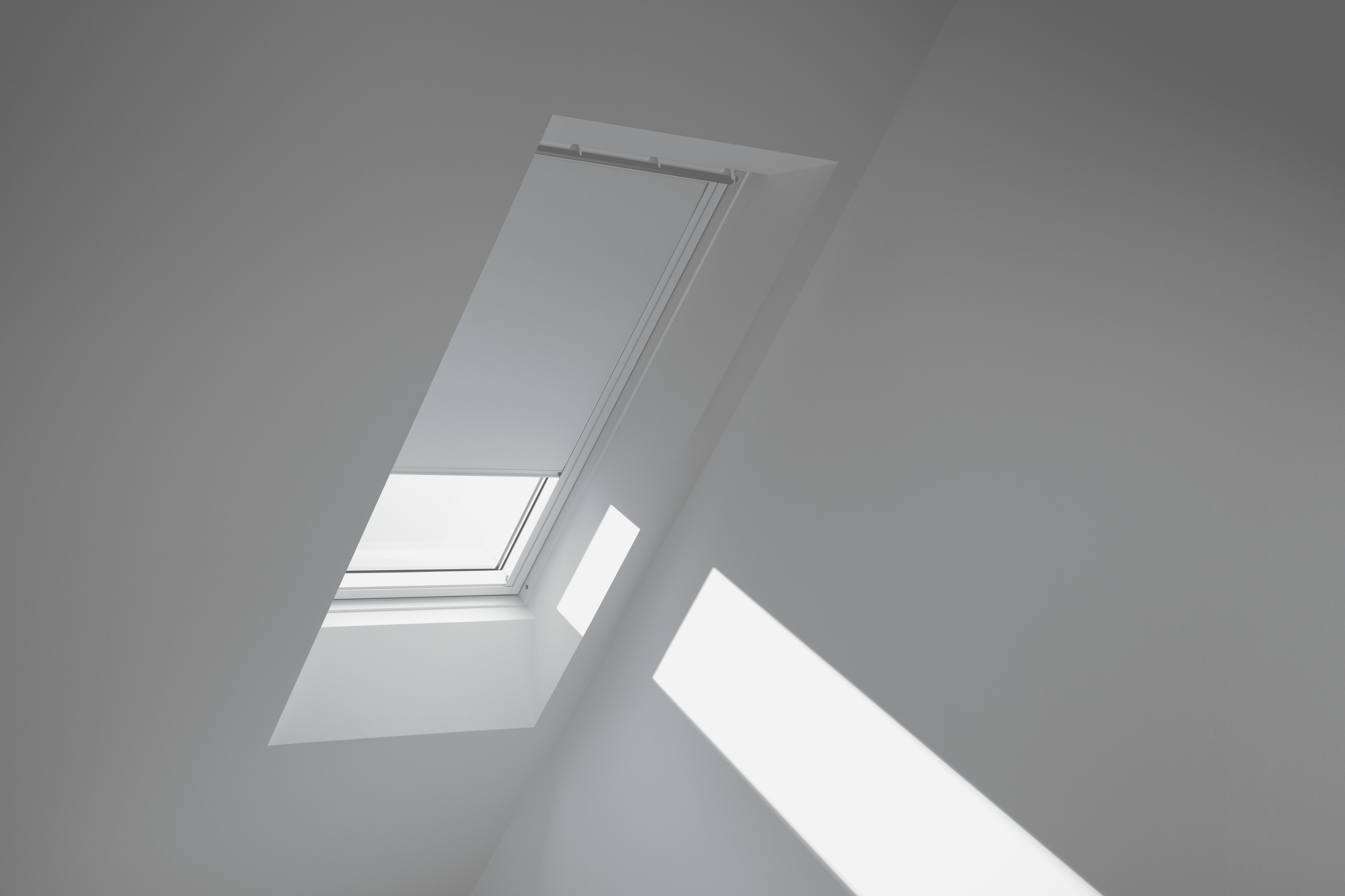 Roleta zaciemniająca do okna dachowego 78x118 cm błękitna z białą ramą Velux - 3