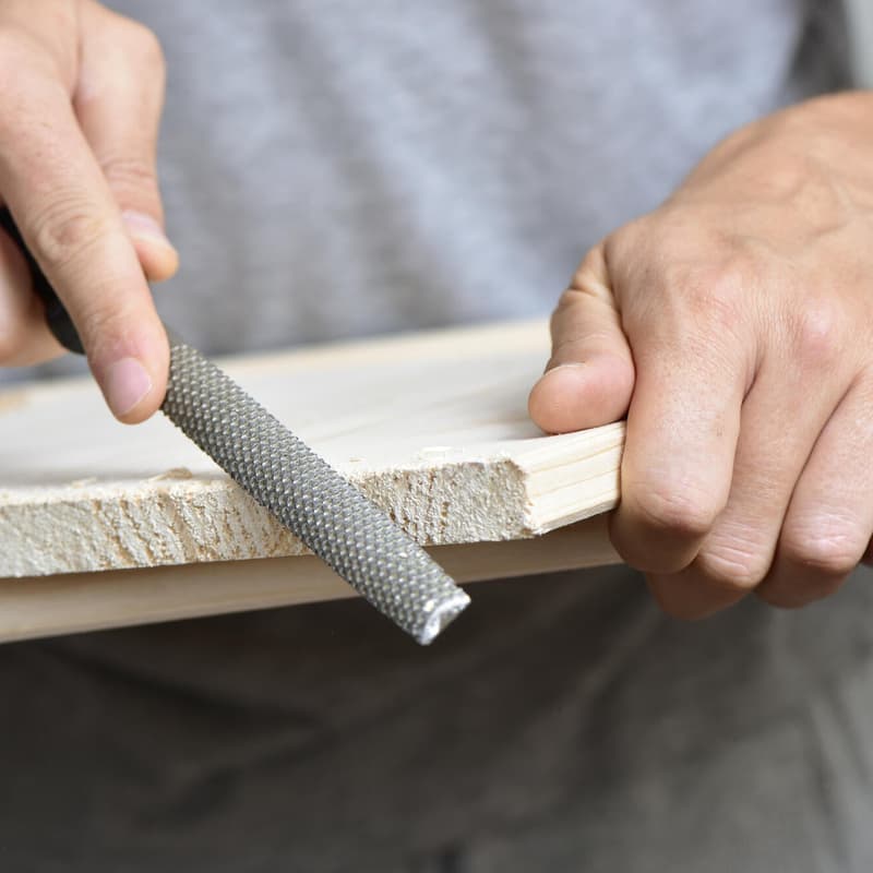 человек напильник. таточка пилы по дереву. человек напильник. смешной напильник. напильник модельный.