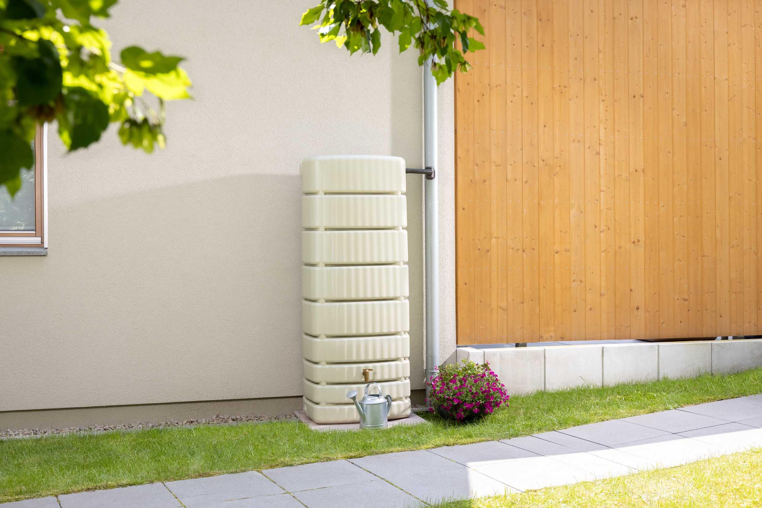 Récupérateur d'eau mural rectangulaire Slim sable 500L + robinet GARANTIA - 2