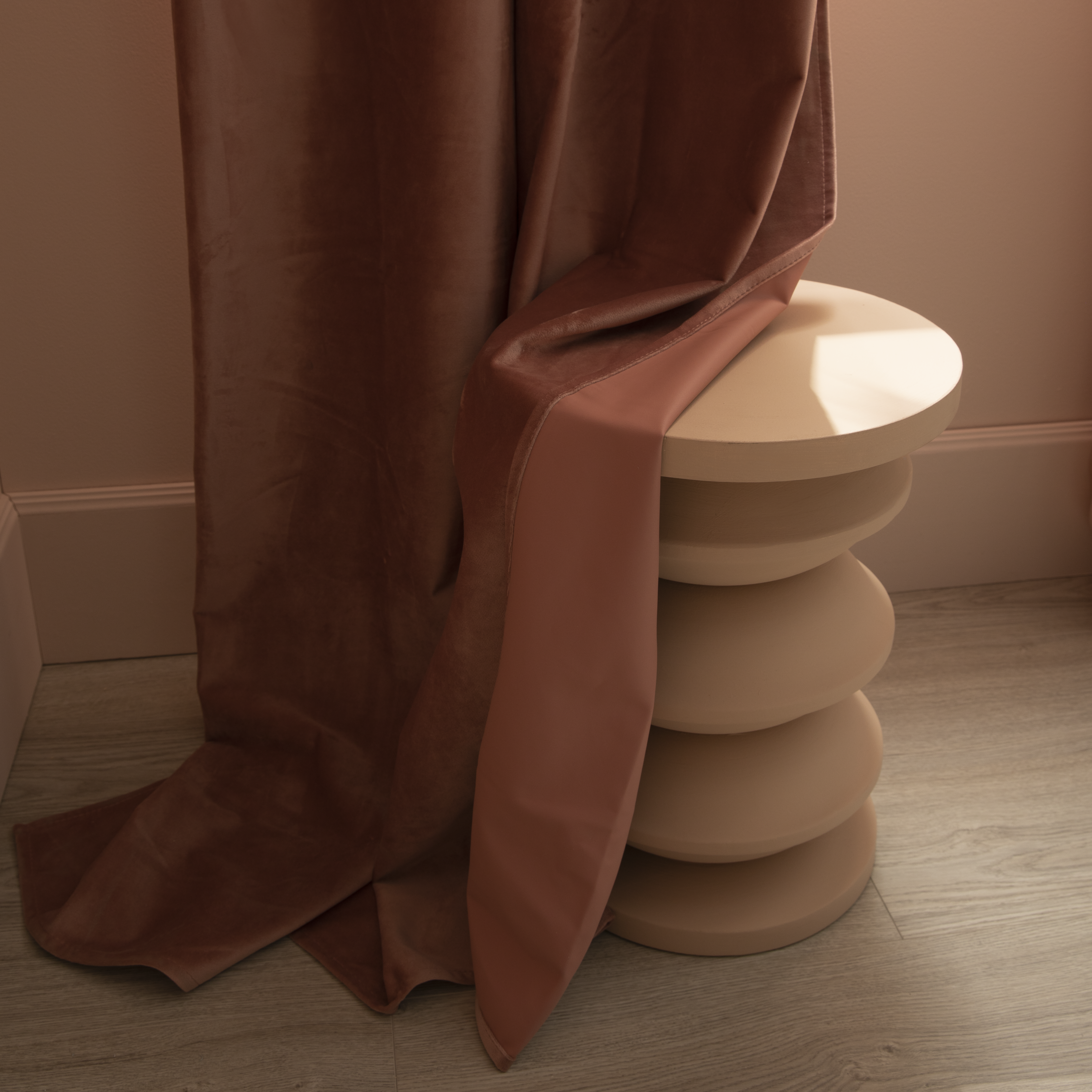 Zasłona zaciemniajaca Annalise różowa 140 x 280 na przelotkach Inspire - 4