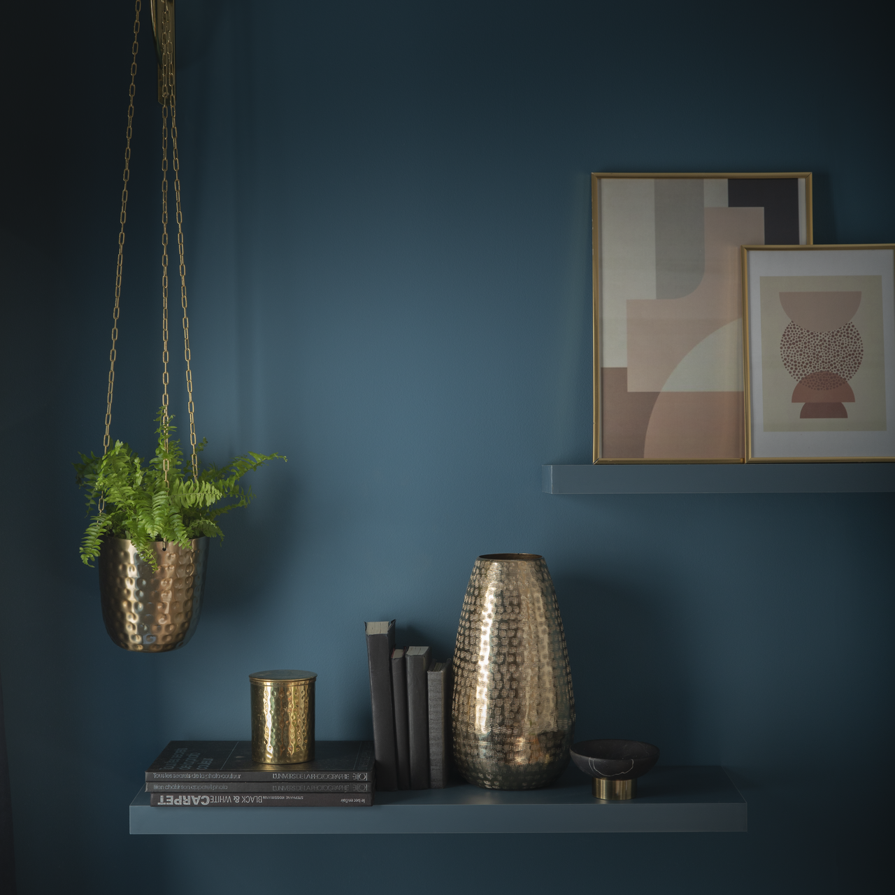 Diapositive El estante de pared azul