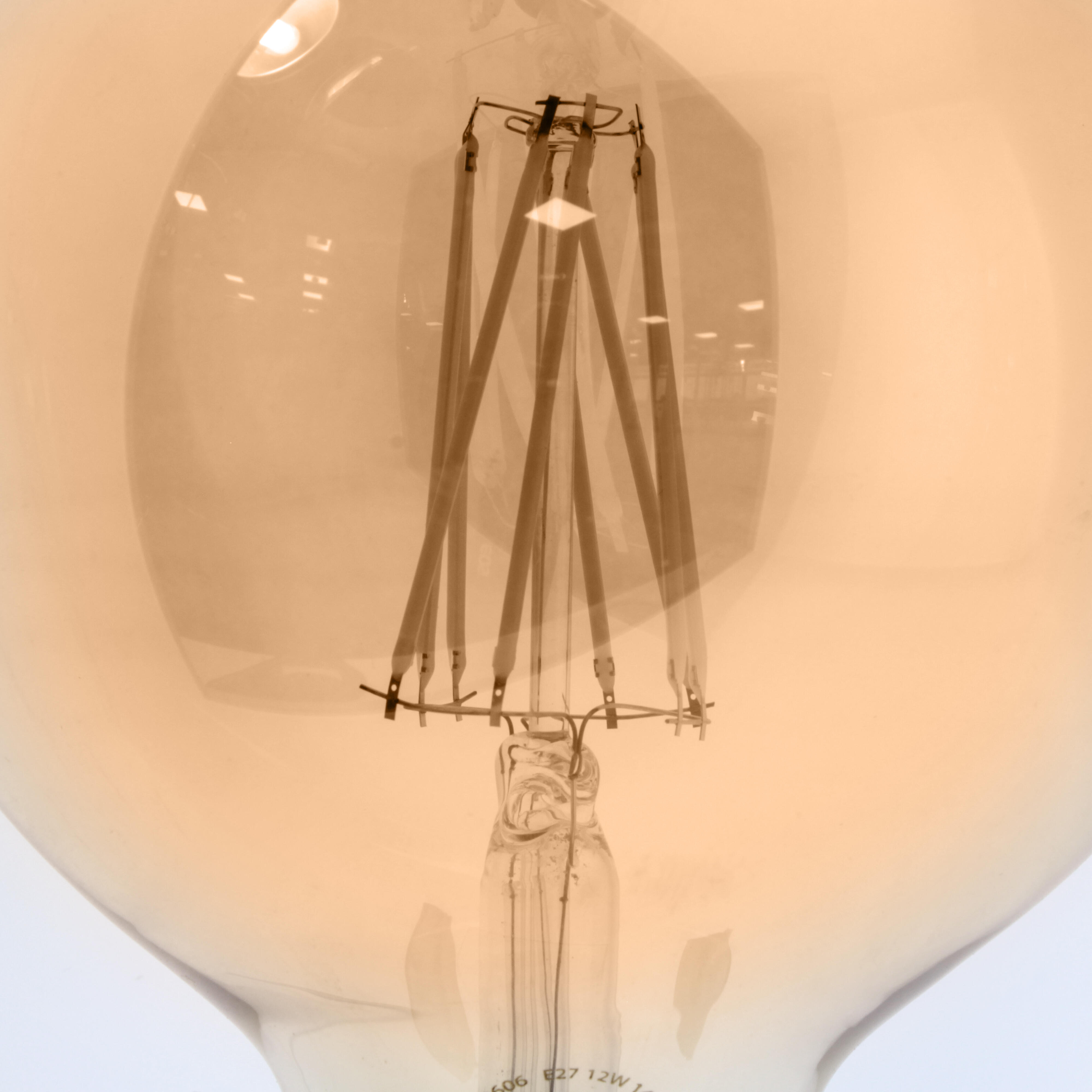 Bombilla decorativa LED E27 forma globo 1400 lúmenes 12W color de la luz blanco cálido 2700K CRI 89-80 luz natural y fiel clase energética E - 5