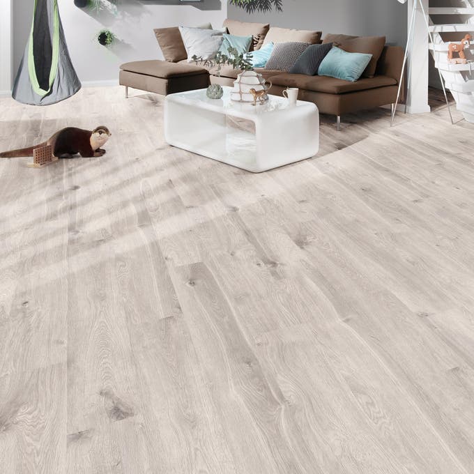 sala com pavimento laminado cinza
