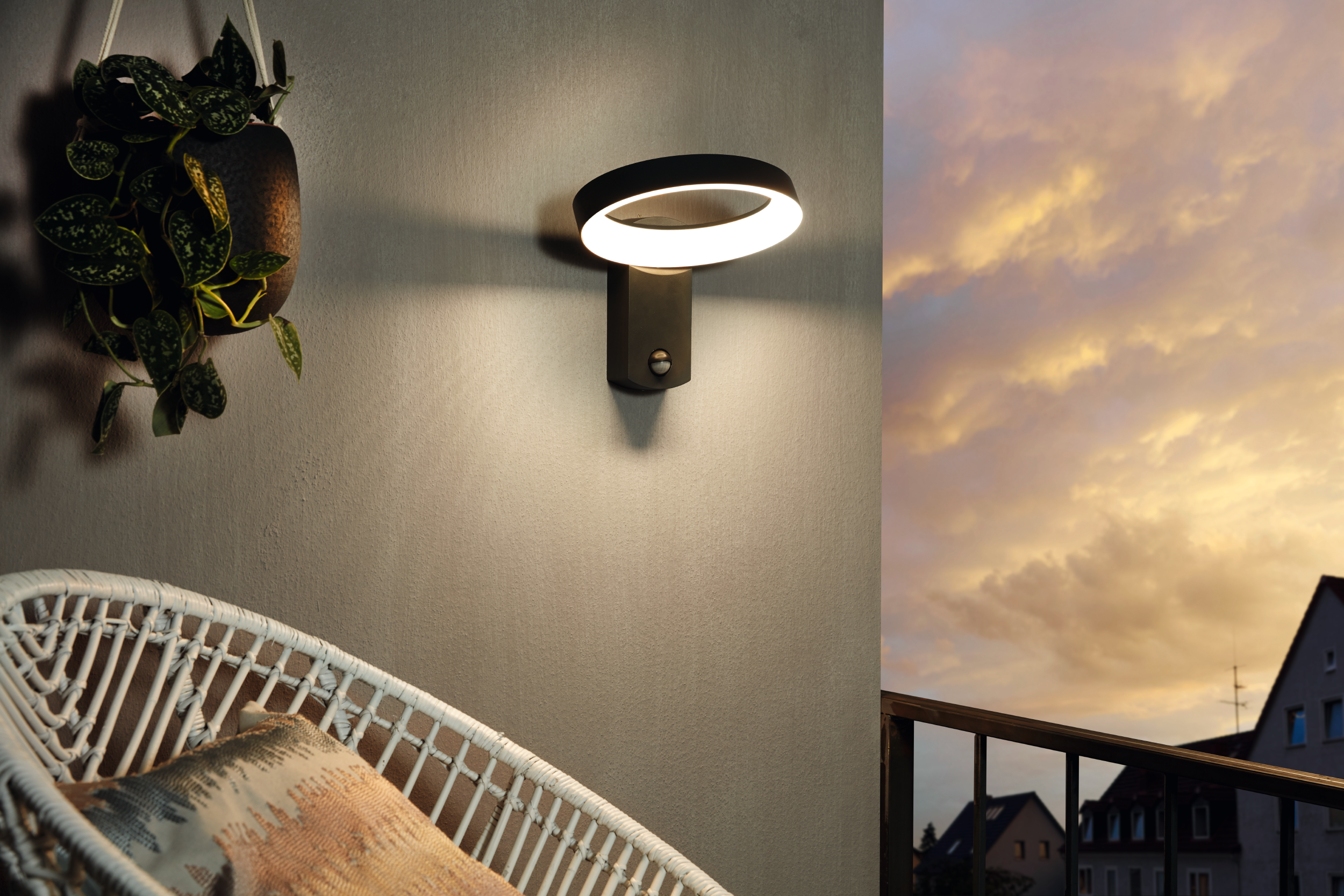 Applique LED design da esterno Pernate antracite IP44 con sensore di movimento, luce bianco caldo 1250 lumen, EGLO - 4