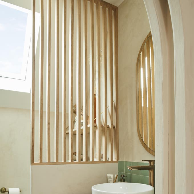 photo d'une salle de bain avec une paroi de séparation en bois
