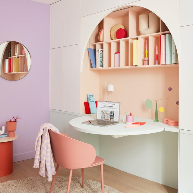 photo d'un bureau intégré dans un mur