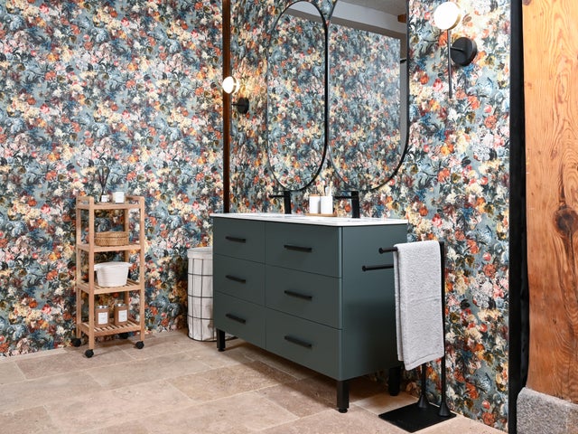 Baño de casa moderna con revestimiento de color. 