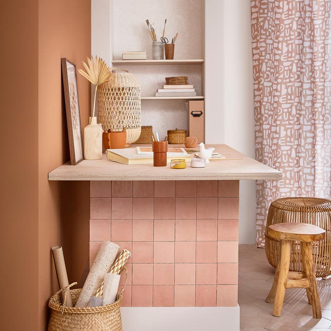 photo d'un bureau tendance désert rose