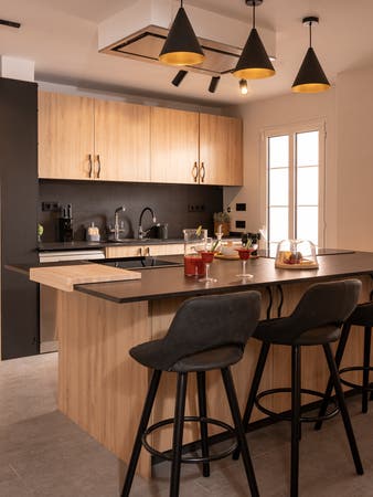 Una cocina slow con muebles en blanco y detalles en madera