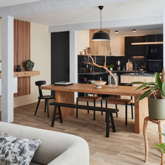 photo d'une salle à manger avec du bois intégré