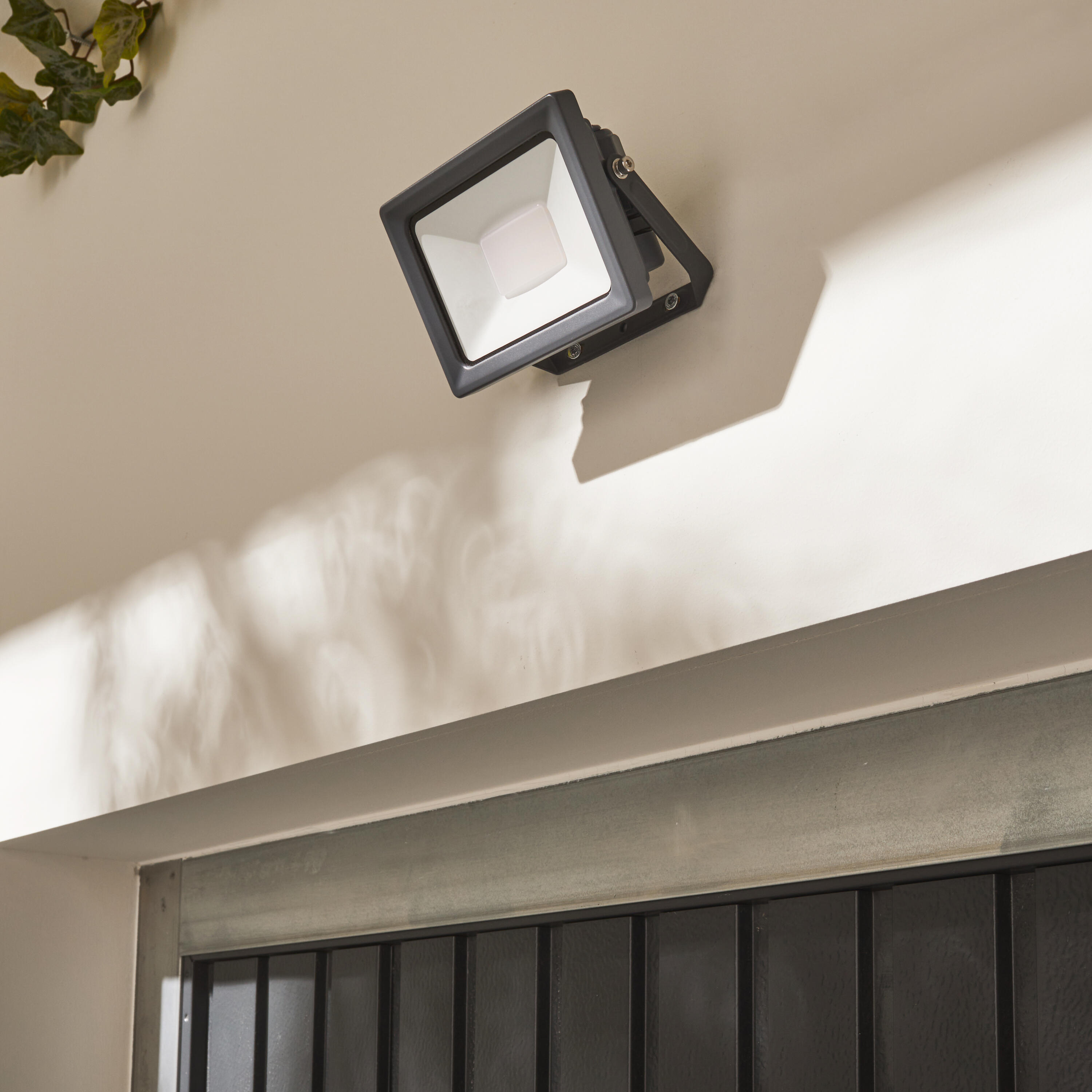 Projecteur LED 2700 lm blanc chaud / neutre ou froid, Yonkers anthracite INSPIRE - 2
