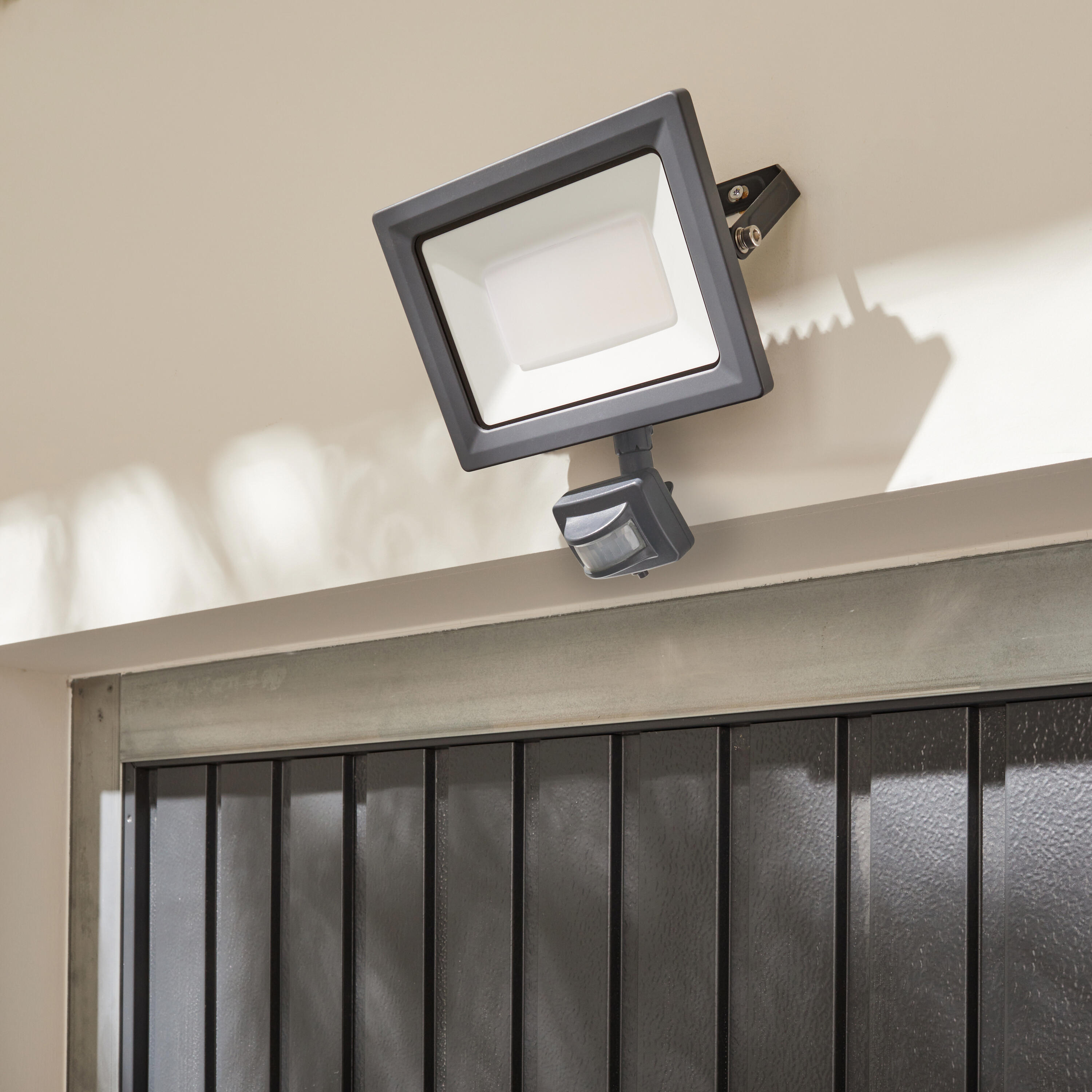 Naświetlacz zewnętrzny Yonkers szary z czujnikiem 6750 lm IP44 Inspire - 4