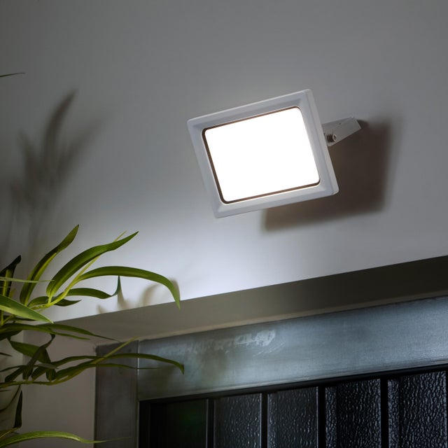 Proyector LED exterior orientable INSPIRE Yonkers 2025 rectangular luz neutra 4000K 30W 4050 lm IP65 resistente a la lluvia y al polvo