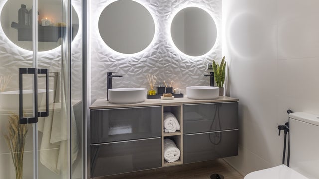Baño pequeño moderno con azulejos con textura